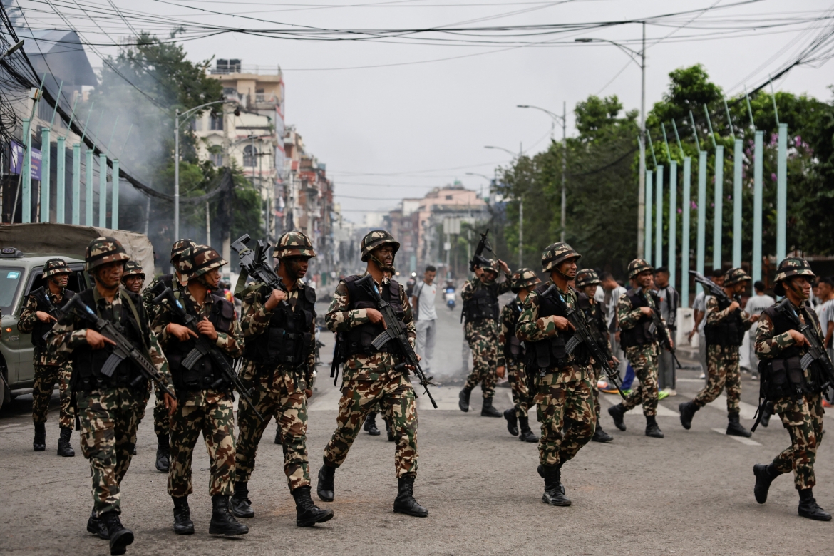 Quân đội Nepal tuần tra trên đường phố ngày 10/9. Ảnh: Reuters