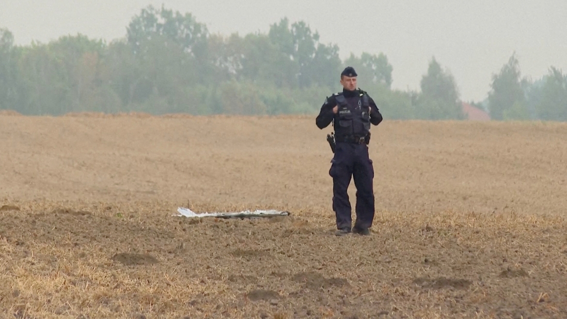 Cảnh sát điều tra một UAV rơi tại Czesniki, Lublin Voivodeship (miền đông Ba Lan) hôm 10/9. Nguồn: Reuters