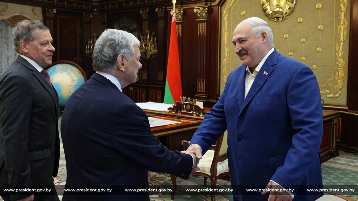 Tổng thống Belarus Alexander Lukashenko gặp ông John Coale - đại diện của Tổng thống Mỹ Donald Trump, tại thủ đô Minsk của Belarus. Nguồn: Reuters