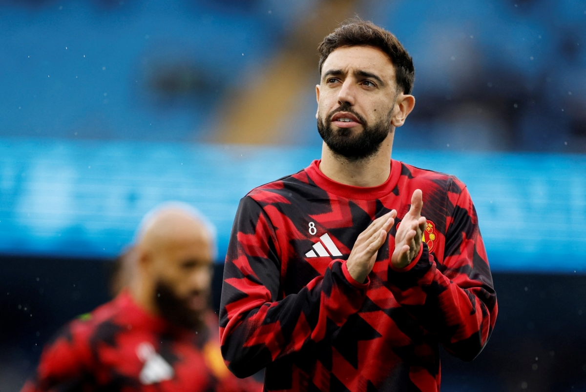 Các cầu thủ MU khởi động trước giờ G (Ảnh: Reuters)