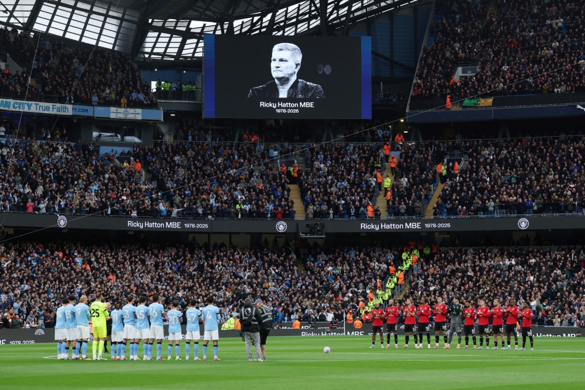 1 phút mặc niệm trước khi trận đấu bắt đầu cả sân Eithad dành cho VĐV quyền Anh mới qua đời Ricky Hatton (Ảnh: Reuters) 