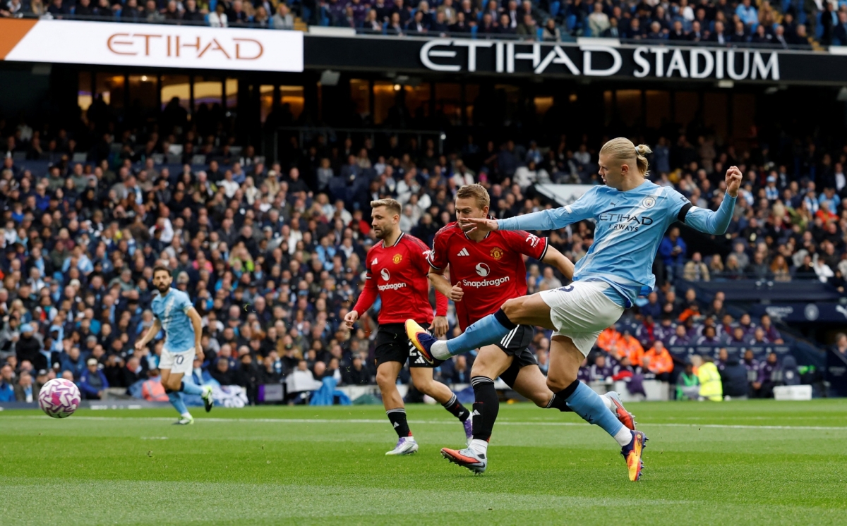 Man City và MU đang chơi đôi công rực lửa (Ảnh: Reuters)