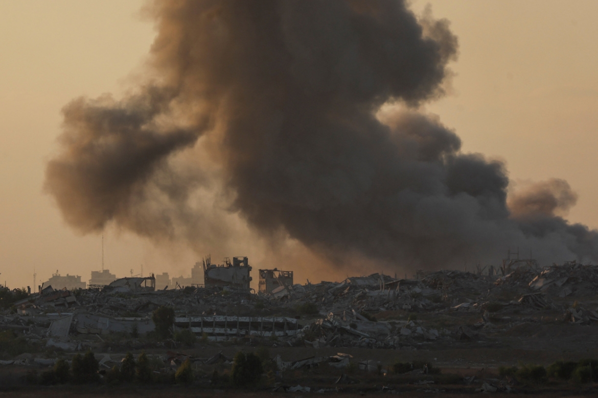Khói bốc lên từ Gaza sau một vụ nổ. Ảnh: Reuters