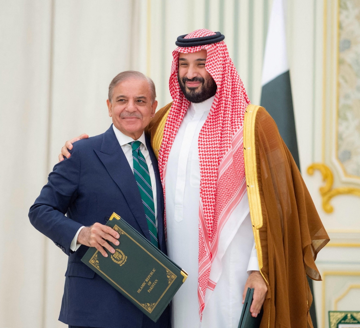 Thủ tướng Saudi Arabia Mohammed bin Salman và Thủ tướng Pakistan Shehbaz Sharif ký Thỏa thuận phòng thủ chung chiến lược tại Riyadh, Saudi Arabia. Ảnh: Reuters