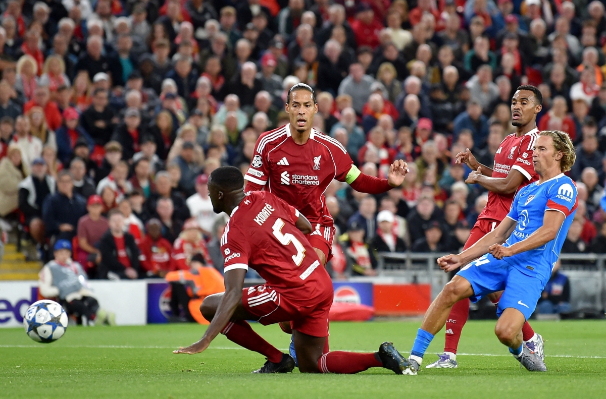 Hiệp 1 diễn ra hấp dẫn, kịch tính (Ảnh: Reuters).