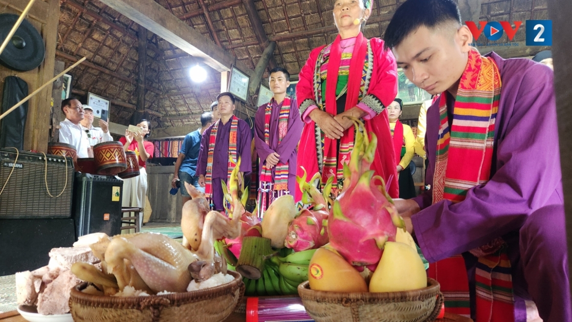 Mâm lễ được đặt trước không gian thờ trong nhà Mường