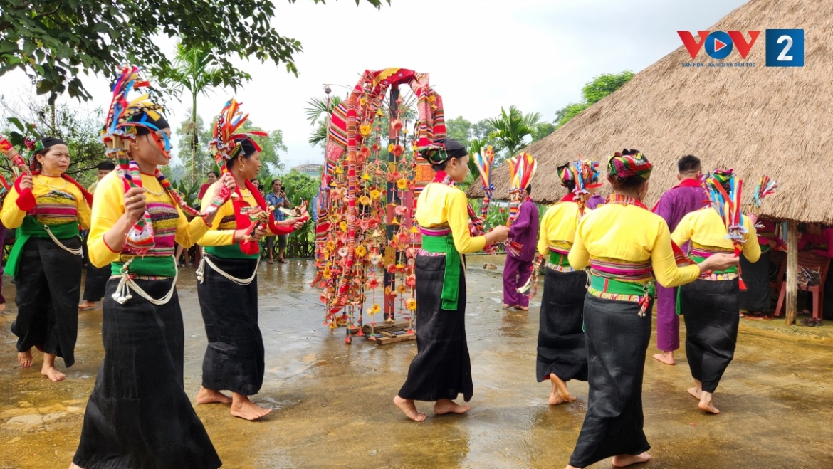 Trong tiếng trống, tiếng chiêng rộn rã, mọi người nhảy múa sôi động quanh cây bông - cây trung tâm của lễ hội