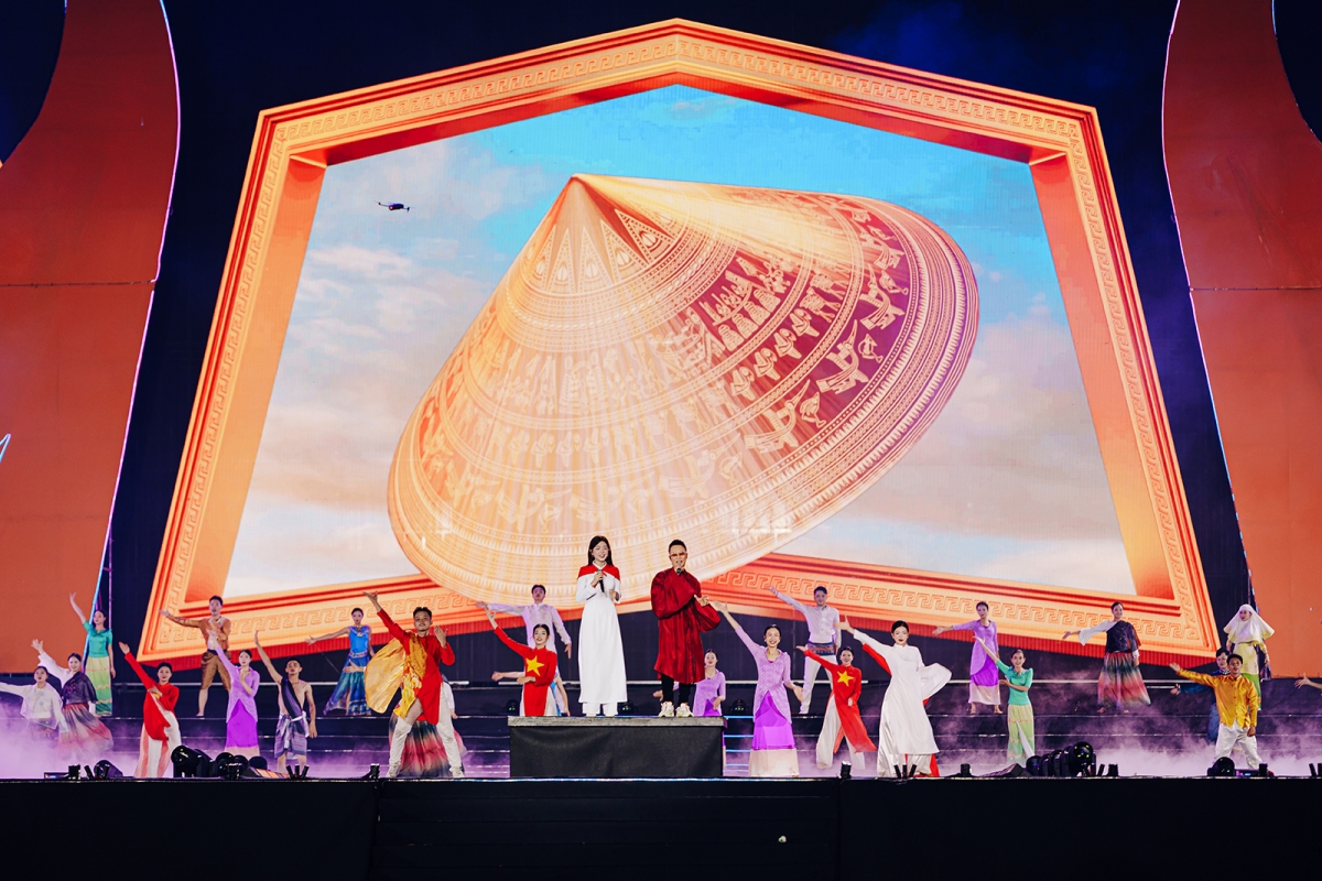 Hoàng Bách là nghệ sĩ duy nhất có hai ca khúc tự sáng tác được lựa chọn trình diễn trong "concert quốc gia"