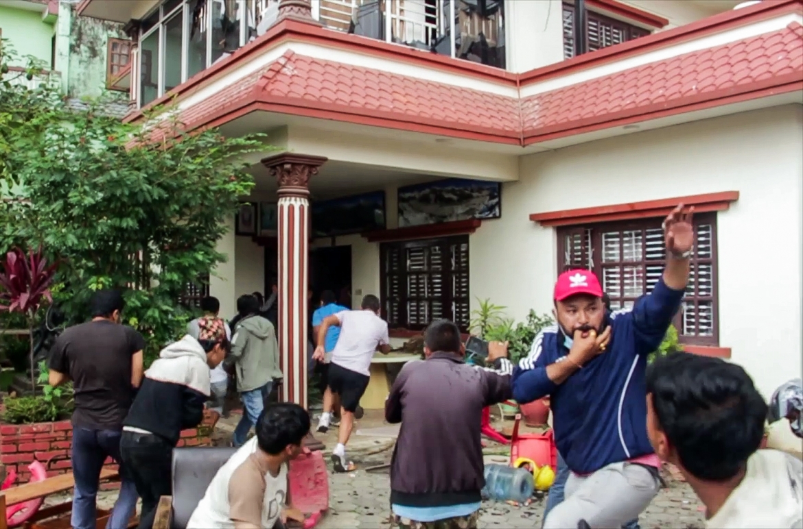 Những người biểu tình tràn vào đốt phá dinh thự của cựu Thủ tướng Nepal Sharma Oli ngày 9/9 (Ảnh: ANI)