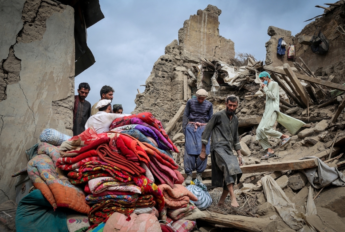 Người dân tỉnh Kunar, miền Đông Afghanistan tìm kiếm tài sản trong ngôi nhà đổ sập vì trận động đất rạng sáng 1/9 (Ảnh: Reuters)