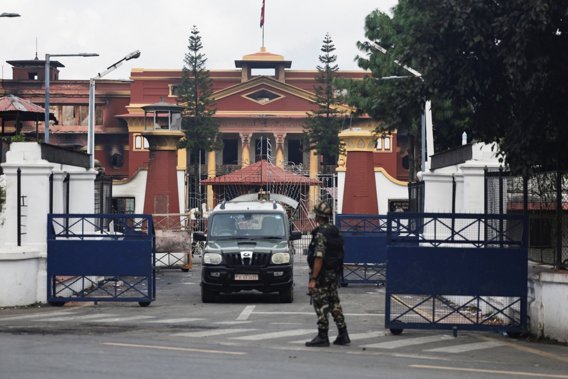 Binh lính quân đội Nepal đứng gác bên ngoài khu dinh thự Sital Niwas của Tổng thống ngày 12/9. Ảnh: Reuters