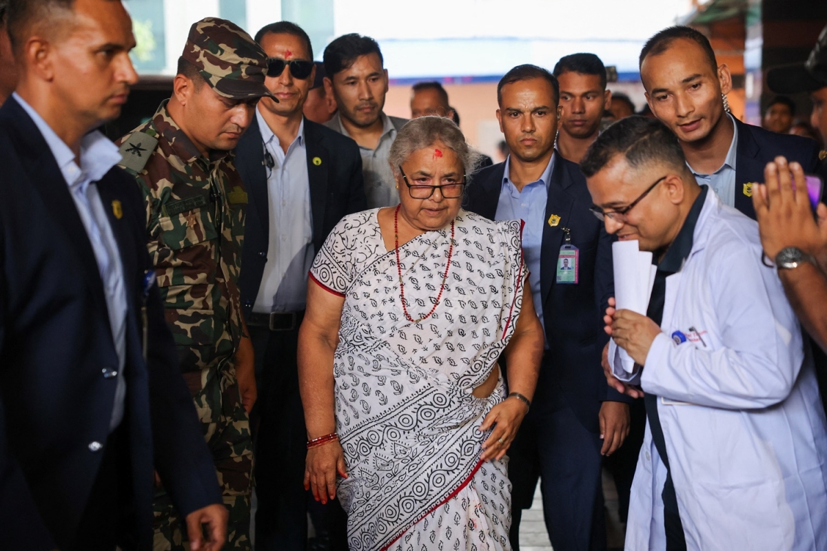 Thủ tướng lâm thời vừa được bổ nhiệm của Nepal Sushila Karki tới bệnh viện tại thủ đô Kathmandu thăm hỏi những người bị thương trong các cuộc biểu tình tuần qua, vào sáng 13/9 (Ảnh: Reuters)