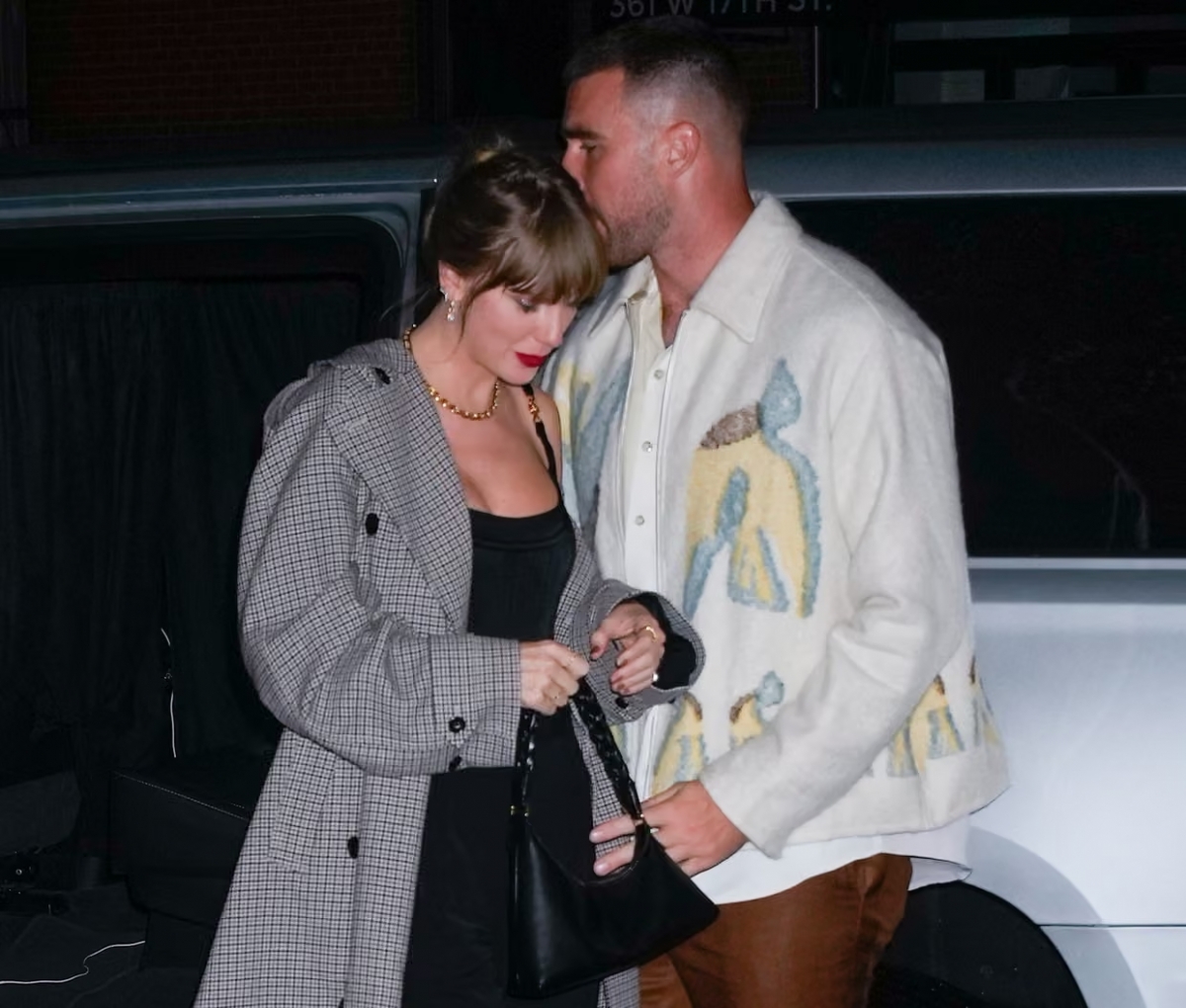 Tayvis đến dự tiệc sau chương trình SNL sau "khoảnh khắc PDA" ở hậu trường.