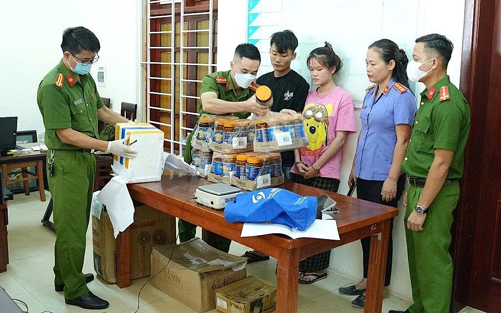 Cơ quan chức năng giám định tang vật. Ảnh: Phan Tuyết.