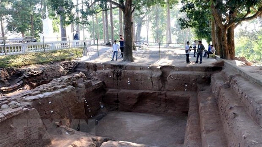 Hố khai quật tại sân Chùa Linh Sơn Cổ Tự - Khu di tích quốc gia đặc biệt Óc Eo-Ba Thê tại huyện Thoại Sơn, tỉnh An Giang. Ảnh: TTXVN