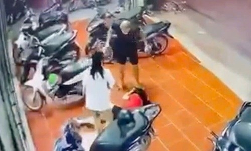 Hình ảnh cắt từ clip cho thấy nạn nhân bị nam thanh niên áo đen đánh dã man dù đã ngã xuống đất.