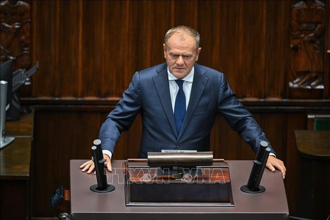 Thủ tướng Ba Lan Donald Tusk phát biểu tại phiên họp Hạ viện ở Warsaw, về vụ xâm phạm của máy bay không người lái, ngày 10/9/2025. Ảnh: PAP/TTXVN