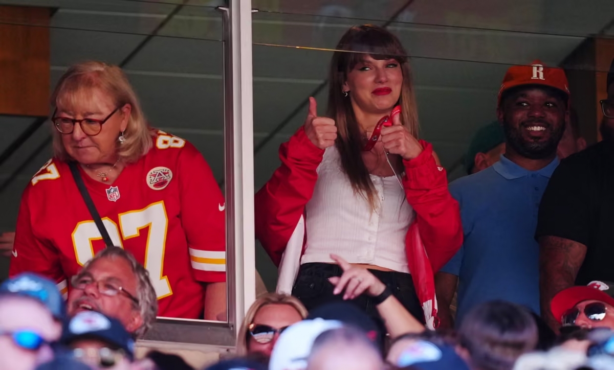 Swift cổ vũ Kelce trong trận đấu năm 2023 khi họ công khai hẹn hò.