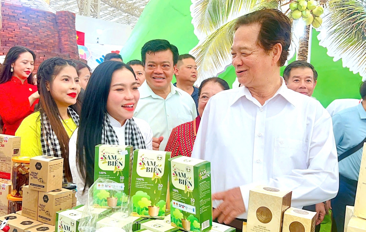 Nguyên Thủ tướng Nguyễn Tấn Dũng ghé thăm gian hàng của tỉnh Cà Mau.