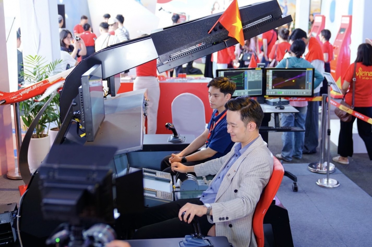 Khách thăm quan trải nghiệm buồng lái mô phỏng huấn luyện phi công tại Triển lãm