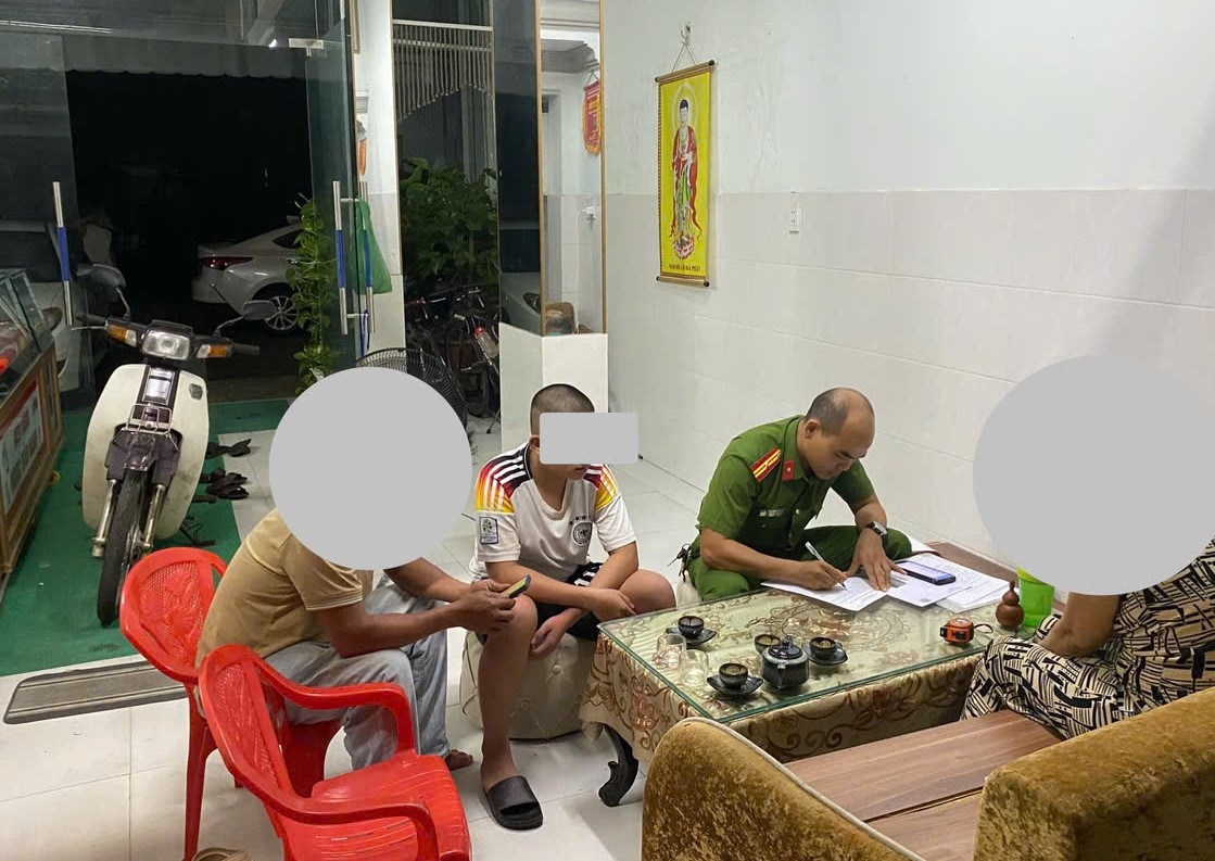 Công an làm việc với 2 đối tượng.