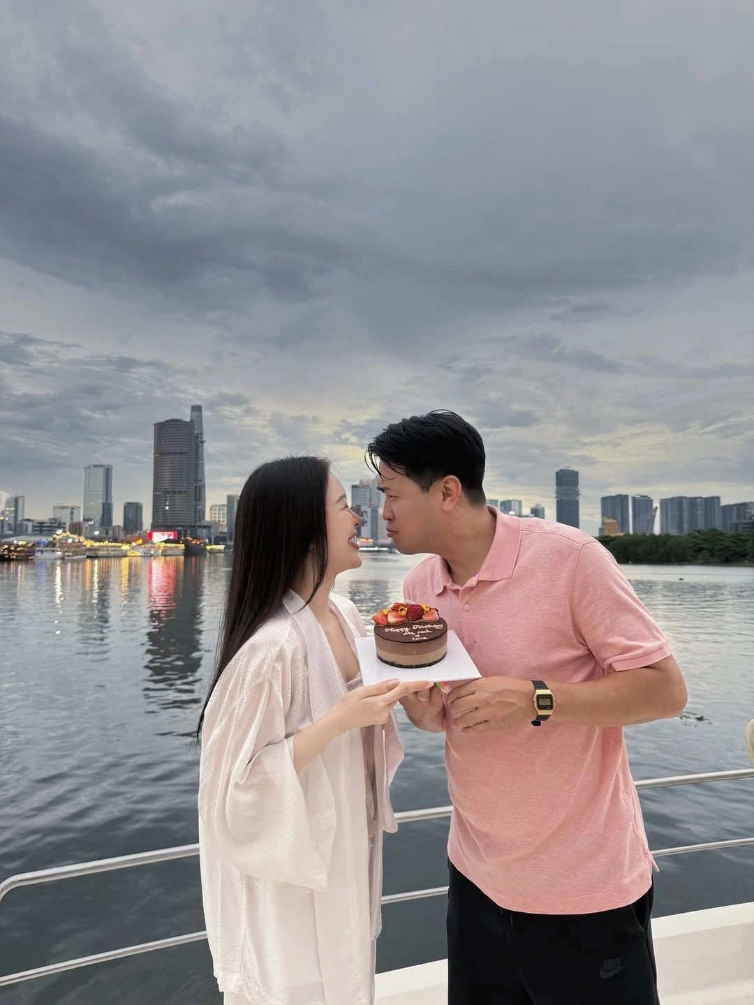 Doanh nhân Phillip Nguyễn chúc mừng sinh nhật Linh Rin trên du thuyền và dành nhiều lời ngọt ngào tôn vinh bà xã.