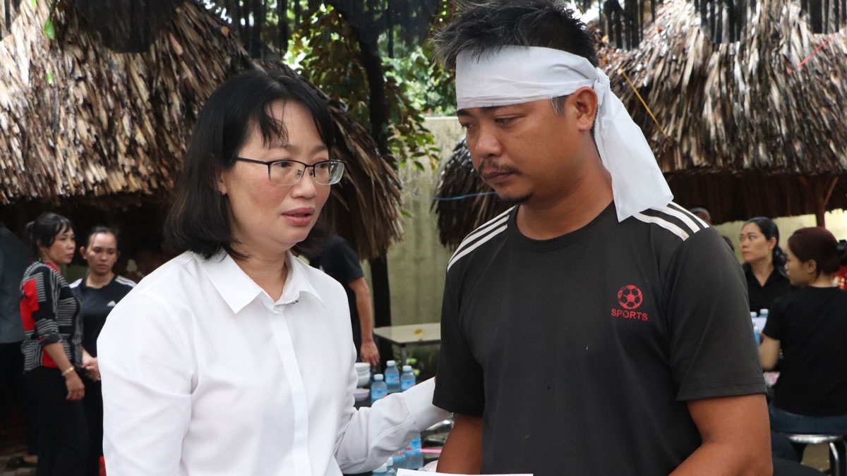 Bà Trần Thị Diệu Thúy, Phó Chủ tịch UBND TP.HCM thăm hỏi, chia sẻ với gia đình nạn nhân