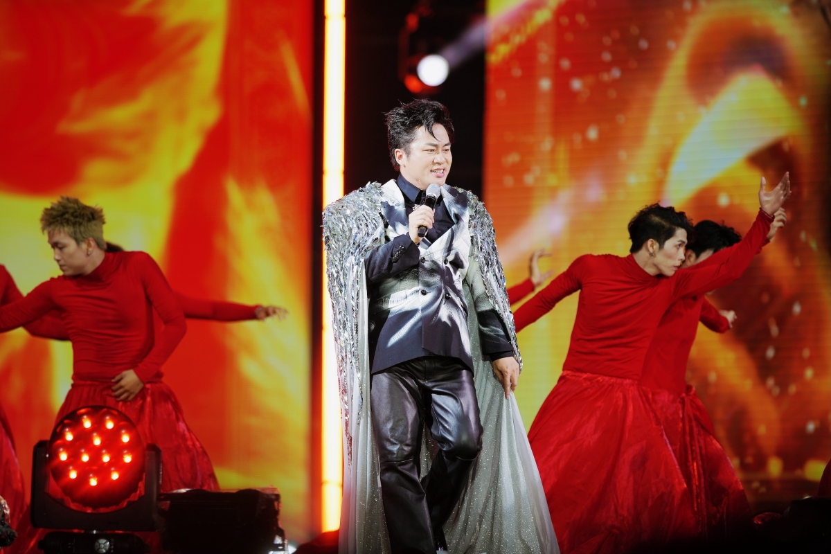 Giọng ca đầy nội lực Divo Tùng Dương mở màn với chuỗi ca khúc “Một vòng Việt Nam”, “Hope”, mashup “Tái sinh và Cánh chim phượng hoàng”...