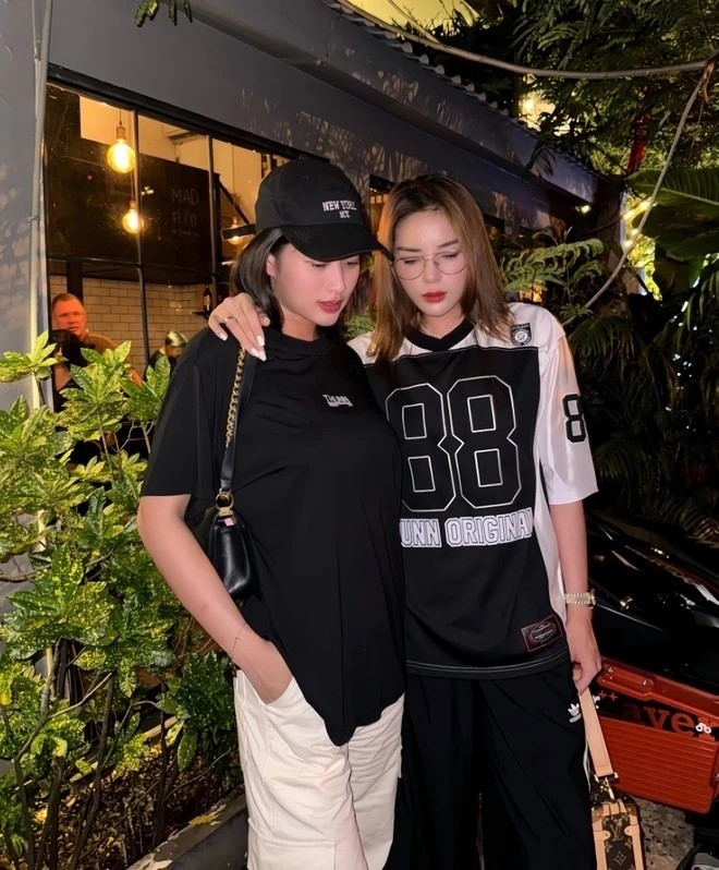 Trên Facebook có 1,8 triệu người theo dõi, Hoa hậu Kỳ Duyên mới đây công khai khoảnh khắc thân thiết ngồi sát rạt bên Hoa hậu Đoàn Thiên Ân trên xe ô tô. Cả hai cùng kết hợp hát nhép ca khúc Dáng em. Kèm với clip này, Kỳ Duyên và Thiên Ân viết dòng chú thích: "Hữu duyên chị em mình hát một bài".