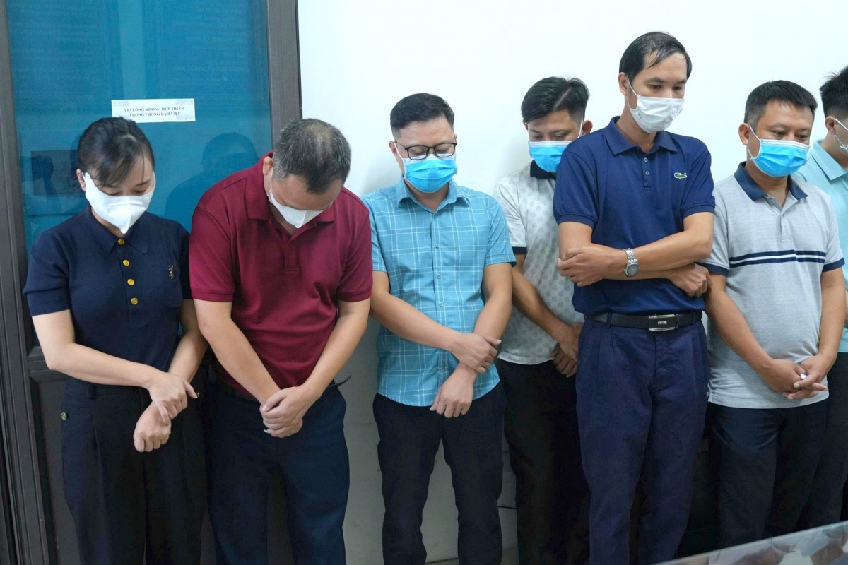 Các đối tượng tại cơ quan điều tra. Ảnh: KT.