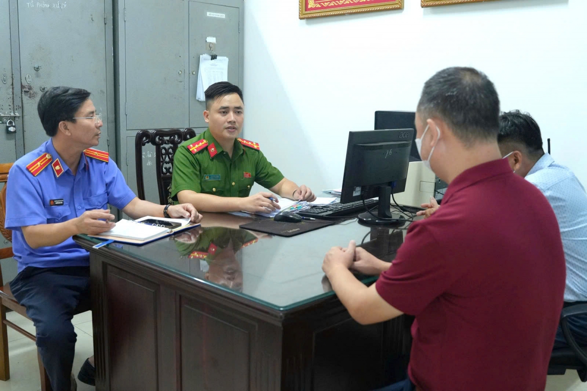 Các đối tượng tại cơ quan điều tra. Ảnh: KT.