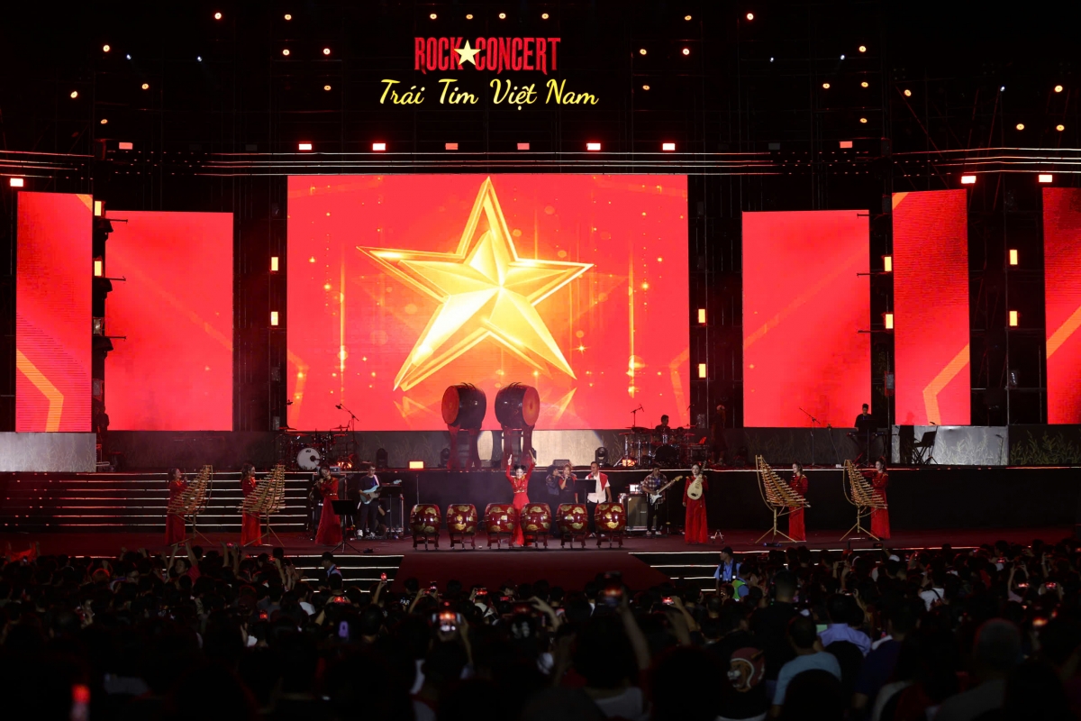Sân khấu "Rock Concert - Trái tim Việt Nam" rực cháy.