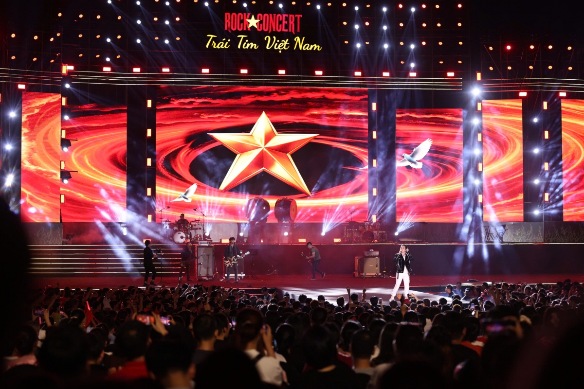 Phần biểu diễn "rực cháy" của ban nhạc Ngũ Cung cuốn hút đông đảo khán giả.