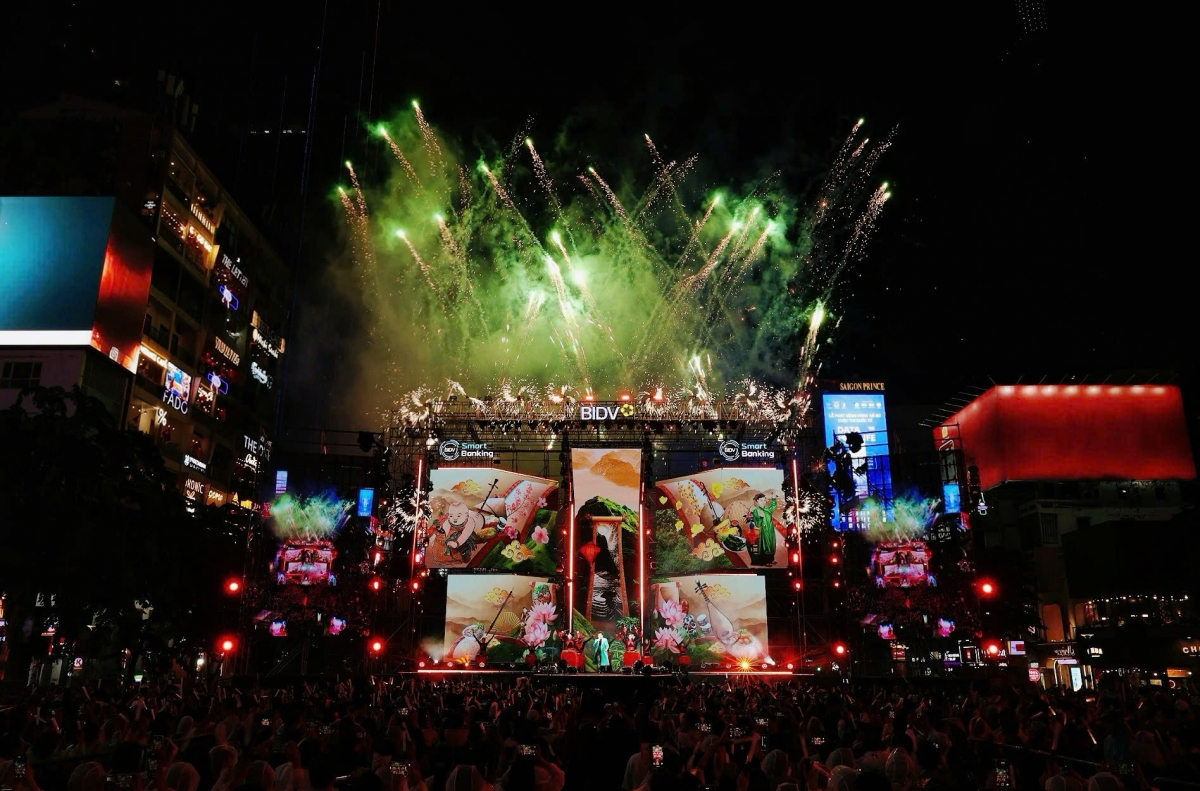 Sân khấu BIDV Music Festival với màn LED nổi bật giữa phố đi bộ Nguyễn Huệ