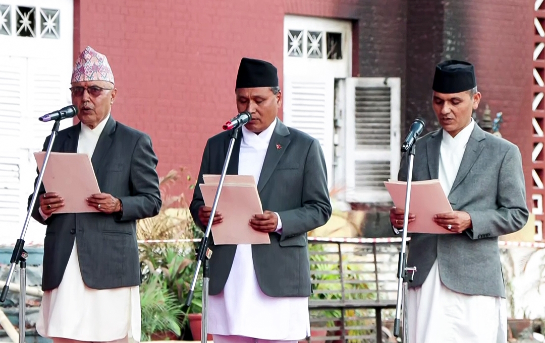 3 nhân vật trong Nội các mới của Chính phủ lâm thời Nepal tuyên thệ tại Phủ Tổng thống ngày 15/9. (Ảnh: ANI)