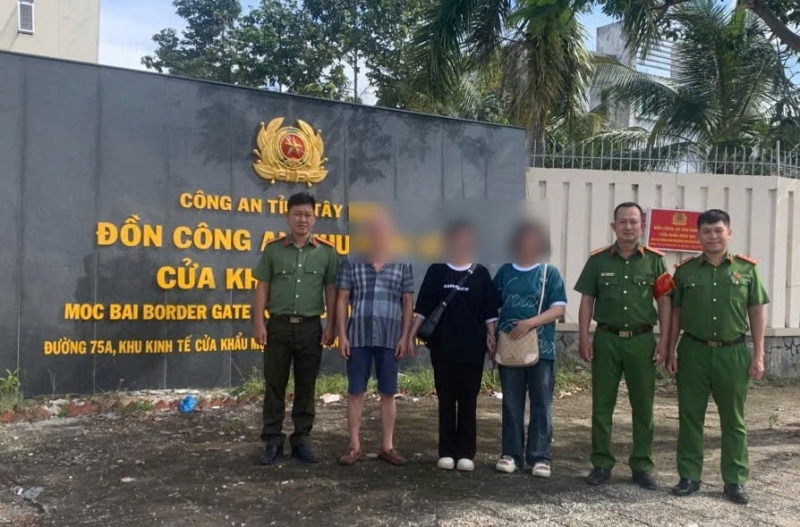 Công an phường Định Công phối hợp Đồn Công an khu kinh tế cửa khẩu Mộc Bài, tỉnh Tây Ninh rà soát, phát hiện chị H đang ở một nhà nghỉ trên địa bàn xã Bến Cầu. (Ảnh Đ.M)