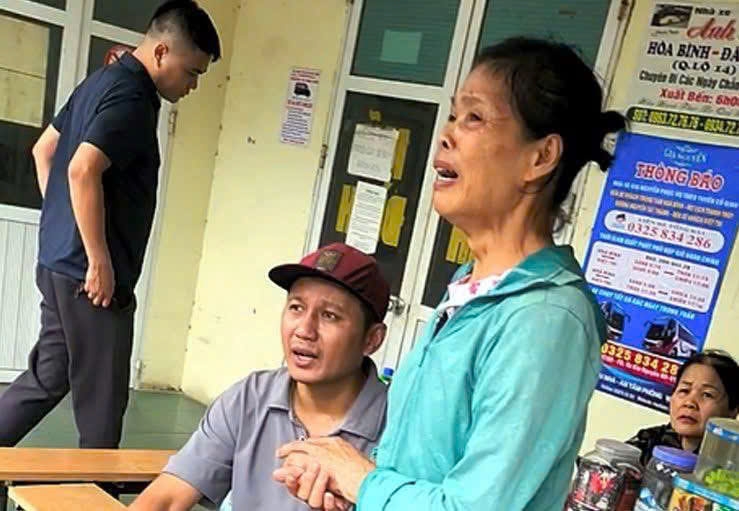 Bà Bùi Thị Ly khóc lóc xin đối tượng giảm bớt tiền cuốc xe từ 3,5 triệu đồng xuống còn 2,5 triệu từ Hà Nội về đến phường Hòa Bình (Phú Thọ).