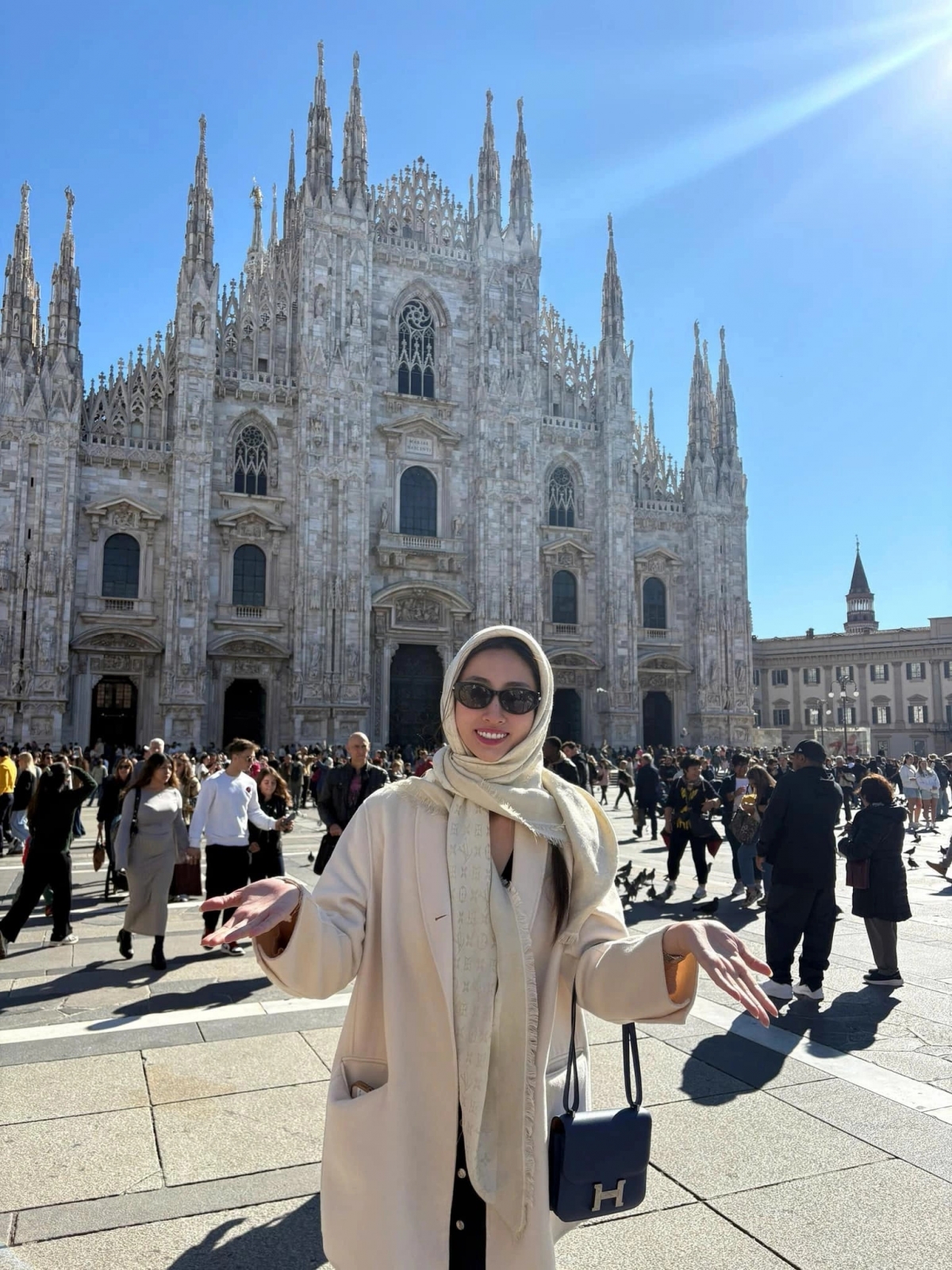 Hoa hậu Lương Thùy Linh khám phá thành phố Milan, Italy.