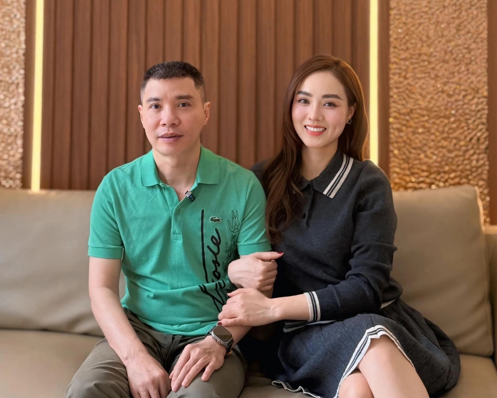 Sao Việt 4/9: Mới đây, thông tin NSND Công Lý nhập viện cấp cứu gây xôn xao dư luận. Vợ NSND Công Lý cho biết, anh bị đau bụng dữ dội và ngay lập tức được gia đình đưa đi cấp cứu. Nam nghệ sĩ vừa trải qua ca phẫu thuật sỏi thận vào sáng 3/9. Hiện tình hình sức khỏe của NSND Công Lý ổn định.