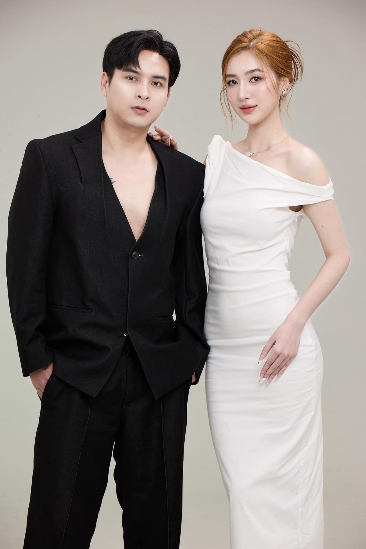 Ca sĩ Hồ Quang Hiếu và bà xã Tuệ Như sẽ tổ chức đám cưới vào ngày 19/9 tại TP.HCM, sau hai năm chung sống và có con trai hơn 7 tháng tuổi. Hiện vợ chồng anh đã gửi thiệp mới tới các đồng nghiệp và bạn bè thân thiết. Cả hai cũng hoàn thiện các khâu cuối cùng cho ngày trọng đại.