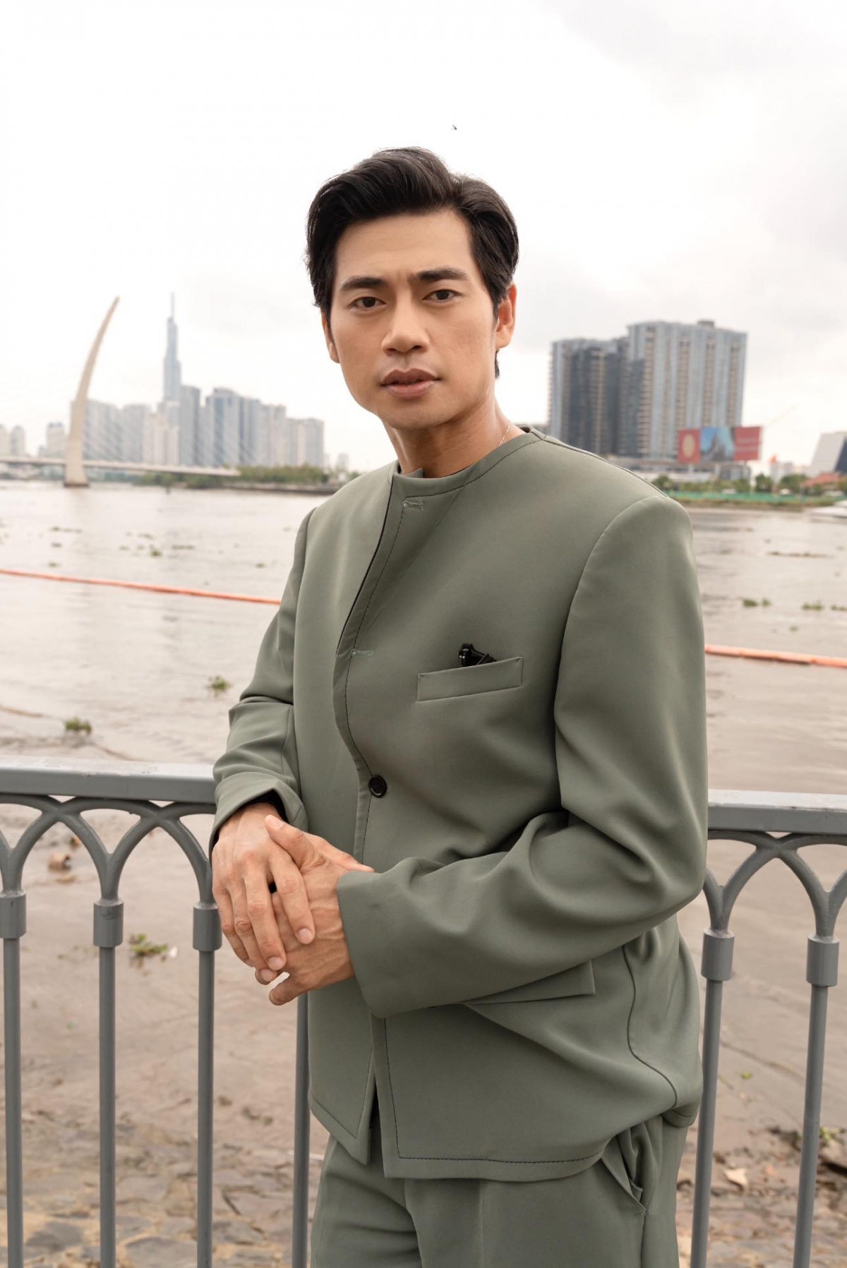 Lợi Trần từng được nhận vai Quang (Steven Nguyễn đóng) trong phim "Mưa đỏ" nhưng sau đó anh từ chối vì lý do gia đình. Thời điểm đó, bố anh mới mất còn mẹ thì bệnh nặng. Điều này khiến nam diễn viên đành gác lại vai diễn để toàn tâm lo cho mẹ.