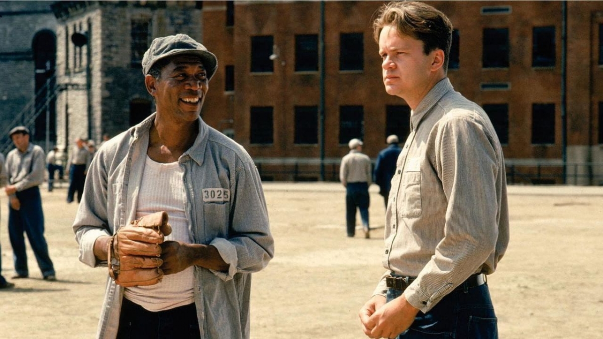 Andy Dufresne (Tim Robbins) bị kết án oan vì tội giết vợ và nhân tình nhưng vẫn giữ cho mình một ngọn lửa nhỏ, đó là khát vọng tự do tại nhà tù Shawshank. (Hình ảnh trong phim)