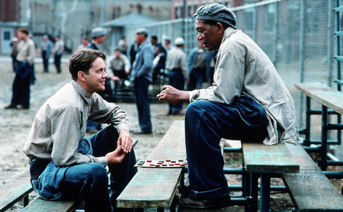 Nhân vật Andy Dufresne (Tim Robbins) và Red (Morgan Freeman) trong phim “The Shawshank Redemption”. (Hình ảnh trong phim)