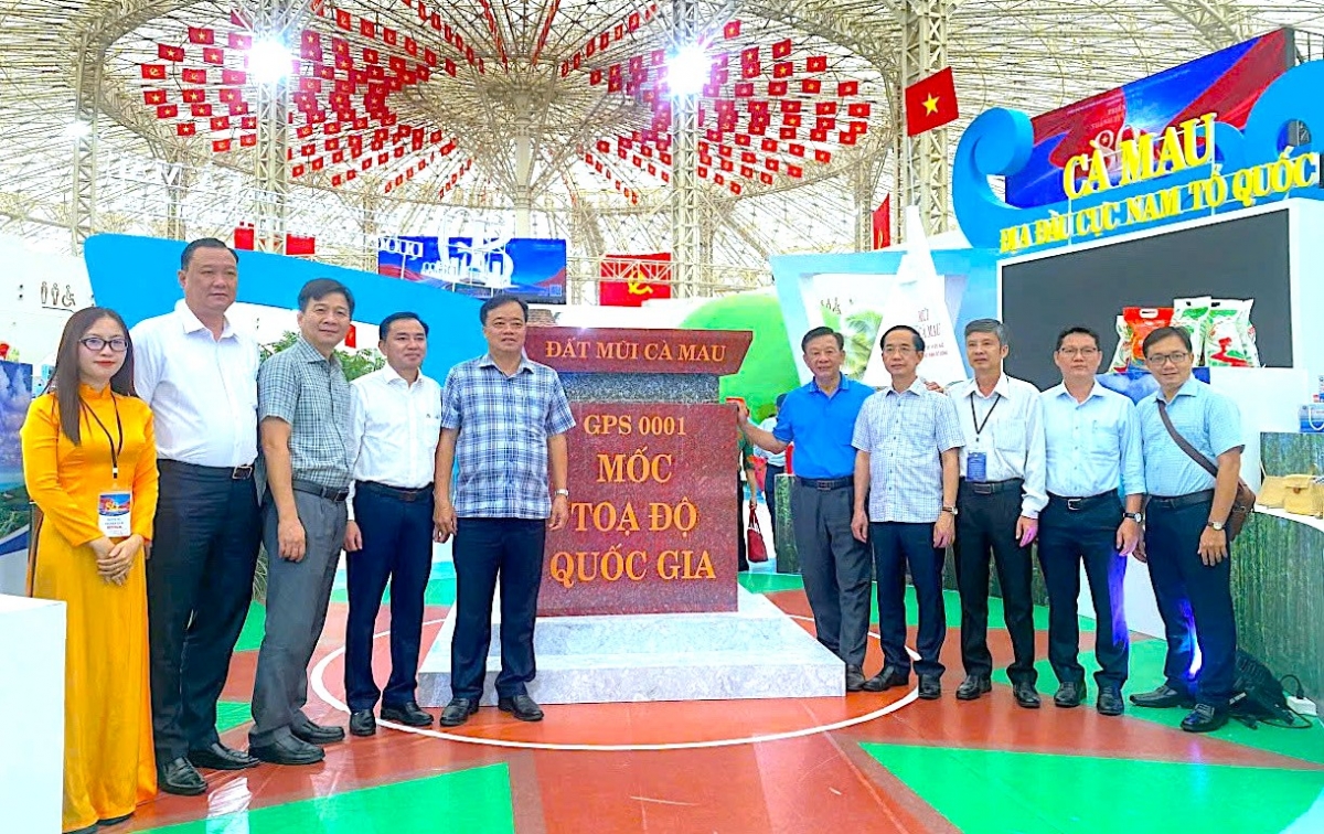 Ông Huỳnh Quốc Việt, Phó Bí thư Tỉnh ủy Cà Mau cùng đại diện cơ quan chụp ảnh kỷ niệm tại mốc tọa độ mô phỏng ở Thủ đô.