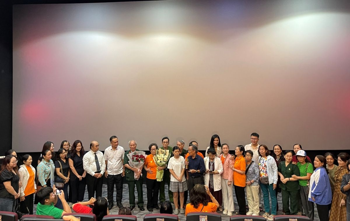 Các khán giả và nghệ sĩ chụp ảnh lưu niệm