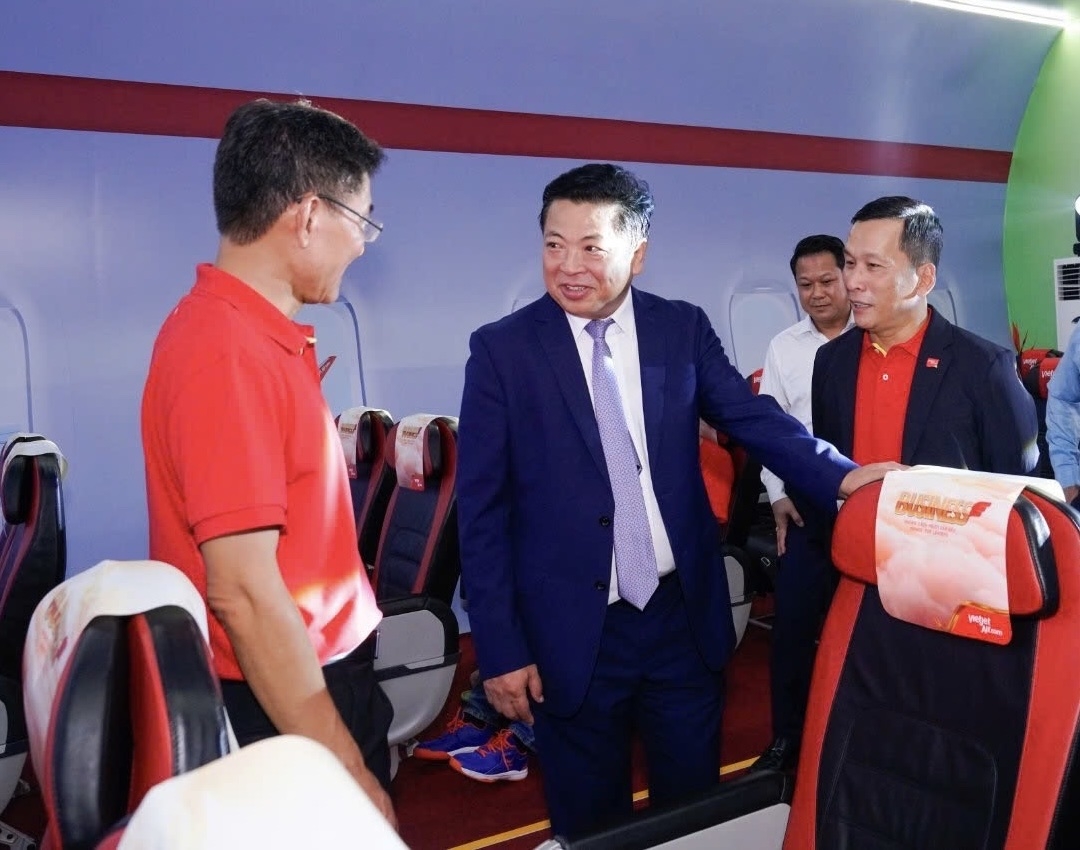 Bộ trưởng Xây dựng Trần Hồng Minh (thứ hai từ trái sang) ghé thăm khu trưng bày của Vietjet vào sáng ngày 28/8