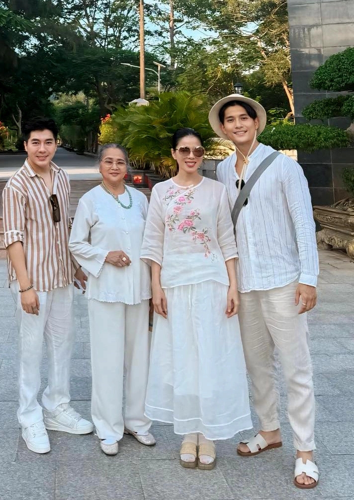 Ca sĩ Lệ Quyên cùng bạn trai Lâm Bảo Châu đưa mẹ ra Côn Đảo viếng mộ, thăm đền thờ anh hùng Võ Thị Sáu. Lệ Quyên cho biết nhiều năm nay vào dịp tháng 7 âm lịch cô thường ra Côn Đảo thắp hương, viếng mộ chị Võ Thị Sáu và các anh hùng liệt sĩ ở Nghĩa trang Hàng Dương.