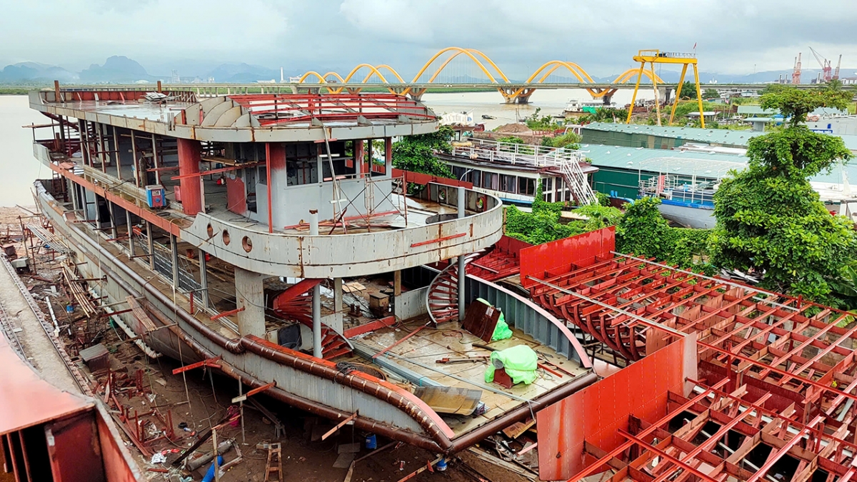 Các xưởng đóng tàu dọc sông Cửa Lục, tỉnh Quảng Ninh đã kín lịch đóng tàu đến năm 2026