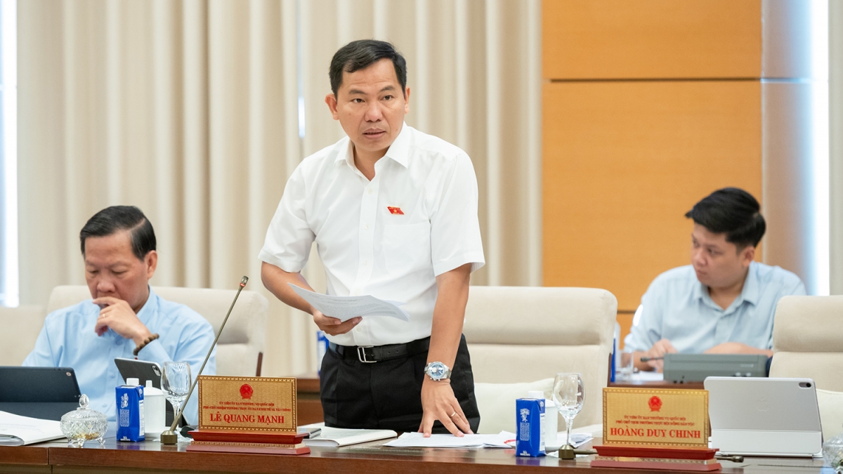 Phó Chủ nhiệm Thường trực Ủy ban Kinh tế và Tài chính Lê Quang Mạnh phát biểu tại phiên họp
