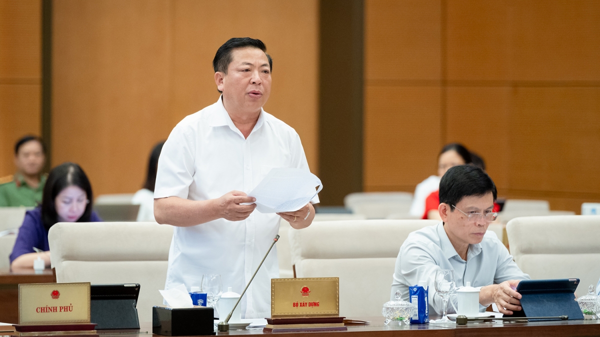 Bộ trưởng Bộ Xây dựng Trần Hồng Minh trình bày Tờ trình của Chính phủ tại phiên họp